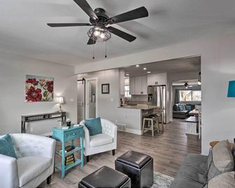 Montrose Adventure Base Near Skiing and San Juans! - Montrose - Living room