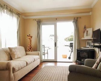 Downtown Charmer! King bed + Queen sleeper sofa. Close to Downtown and Beach - Carpinteria - Wohnzimmer