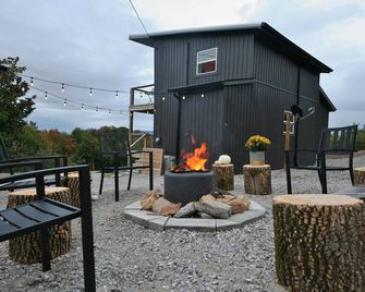 Secluded Scandinavian Style Cabin/20 private acres/ View/Hot Tub/Game Room - Decherd - Patio