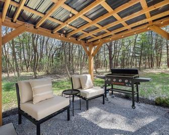Evermore: Glamping in an Airstream for 2 - Penn Yan - Patio