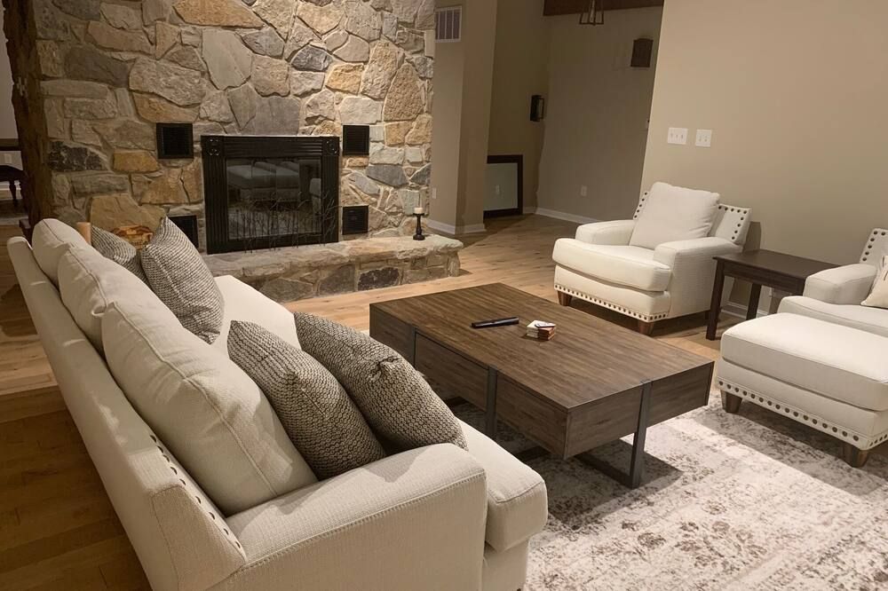 Luxurious 35-Acre Gated Estate, 15 Min to Downtown St. Louis