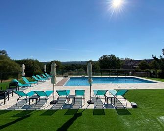 Superb 4 Bedroom House, sleeping up to 6 Adults and 4 Children, fully equipped. - Saint-Pierre-de-Frugie - Piscina