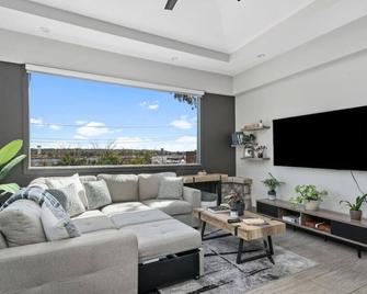 Lively Mansion of Davenport - Davenport - Living room