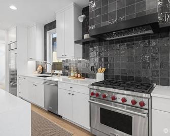 Breathtaking water views and expansive spaces - Renton - Kitchen