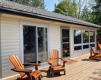 Kat's Cradle Cottage in Prince Edward County. Waterfront on the Reach! - Prince Edward - Patio