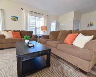 Lovely home, beach, family fun, pools pet friendly! - Long Neck - Living room
