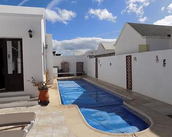 Villa Katie is a lovely 2 Bedroomed villa with Electric heated Pool Beside Beach - Tías - Pool