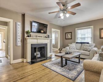 Chic and Cozy Greensboro Home, 2 Mi to Dtwn! - Greensboro - Living room