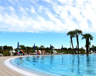 藍湖鄉村酒店 - 卡奧萊 - 卡奧萊 - 游泳池