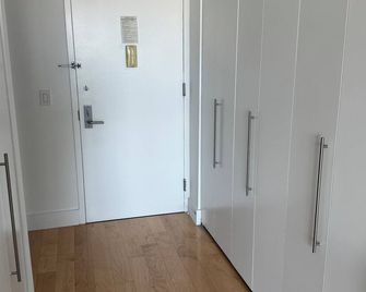 Cozy apartment with, East River Views & NYC Skyline! In a luxurious neighborhood - Queens - Hallway