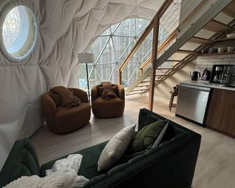 LÖyly Luxury Dome, Hot Tub, Sauna, Plunge, King, Queen, Kitchen, Sleeps 4, N. MI - Benzonia - Sala de estar