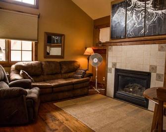Mummy Mtn Suite 1 Bedroom suite with fireplace and jacuzzi tub - Estes Park - Living room