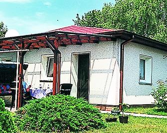 Practical holiday house for two adults and two children right near the Löcknitz Lake. - Löcknitz - Building