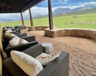 Elderberry Farmhouse at Zenzen Gardens - Paonia - Patio