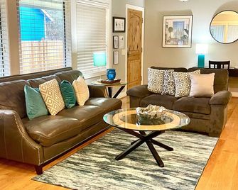 Beach Bliss: A Captivating Riverside Retreat with a Cozy Fire Pit - Seaside - Living room