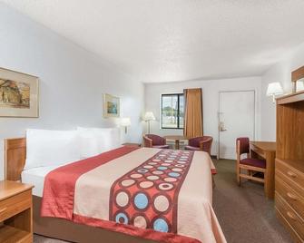 Red Carpet Inn And Suites Newnan Ga - Newnan - Bedroom