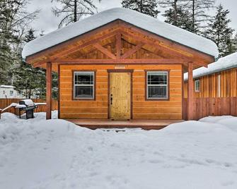 Hungry Horse Cabin Deck, Fire Pit, Near Glacier! - Hungry Horse - Building