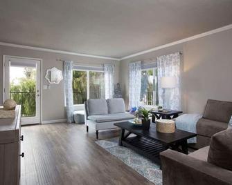 Newly updated! Clean and Next to beach! Pet friendly! Great reviews! - San Diego - Sala