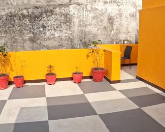 The Nomad cave - Lucknow - Balcón