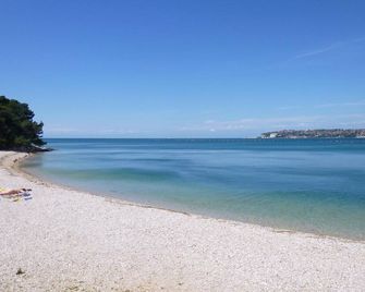 Idyllic apartment in Valizza-Umag surrounded by greenery, air-conditioned, WiFi - Valica - Praia