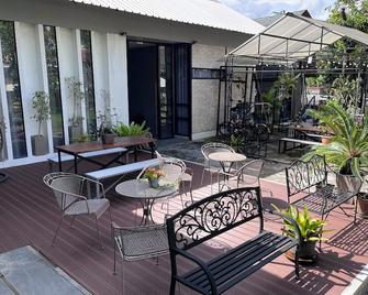 Sherloft Home & Hostel - צ'אנג מאי - פטיו