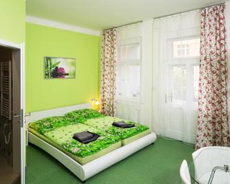 Apartment Four Year Seasons - Walkable To Centre, Metro And Riverside - Prague - Bedroom