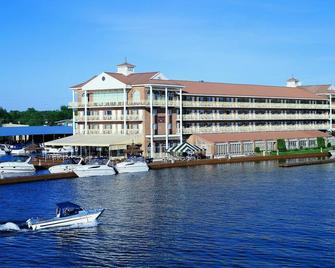 Riveredge Resort Hotel - Alexandria Bay - Building