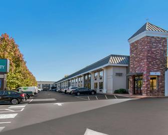 Quality Inn Riverfront - Harrisburg - Edificio