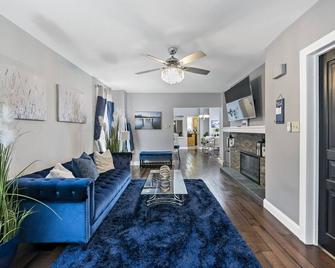 Stylish, entire 3-bedroom, 1.5 bath, single house. - Breinigsville - Living room