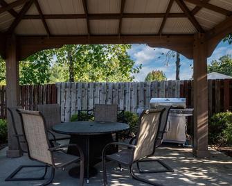 Affordable Suites Fredericksburg - Fredericksburg - Patio