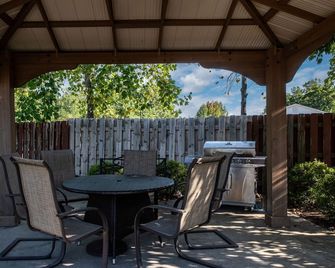 Affordable Suites Fredericksburg - פרדריקסברג - פטיו
