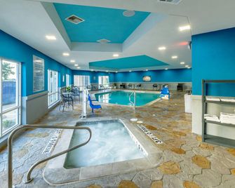 Hampton Inn & Suites Cleburne - Cleburne - Pool