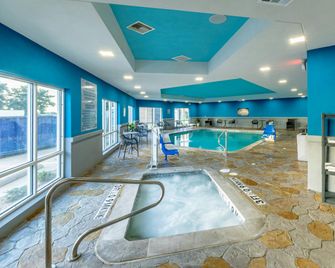 Hampton Inn & Suites Cleburne - Cleburne - Bazén