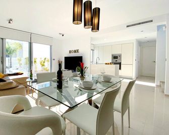 Beautiful Home In Alicante - Alicante - Dining room