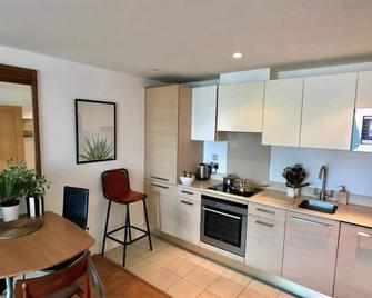 Elite Home With Balcony, 10 Min To Oxford Circus - London - Kitchen