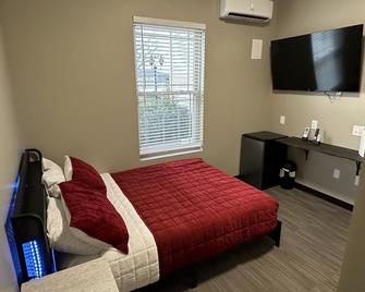 Newly Remodeled! Mattoon Room: B9 - Queen Room - Mattoon - Bedroom