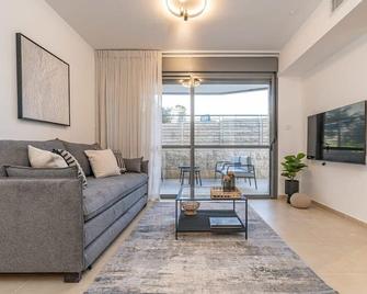 Deluxe 3 Bdr Garden In Bayt Vegan-Ramat Sharet - Jerusalem - Living room