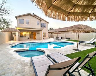 Relaxing and Spacious Model-Home w/ A Resort-Style Backyard & Heated Pool - Anthem - Pool