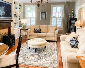 Stay at Lux Red Door Gem with 3 Parking Spots - Annapolis - Living room