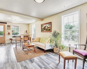 17463 County Rd 18 - Cornwall - Living room