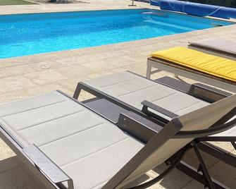 Détente Bas de Villa Jacuzzi, Piscine à 15 min de Nice - Carros - Piscine