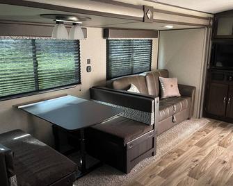 RV Trailer at Sherkston Shores Resort - Порт-Колборн - Вітальня