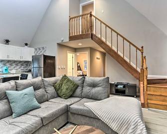 Cozy Chalet on the lake - East Stroudsburg - Living room
