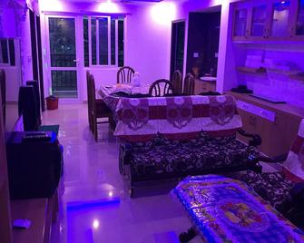 Stunning 2-Bed Apartment in Thiruvananthapuram - Vettoor - Sala de estar