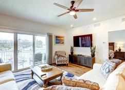 Bright Lewes Condo with Balcony, 7 Mi to Beach! - Lewes - Living room