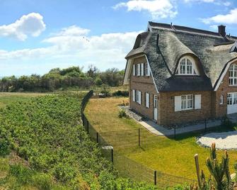 Strandhaus 6 'Düne' in Lobbe mit Meerblick, Kamin, Sauna - Middelhagen - Gebäude