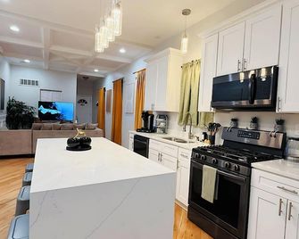 Luxury Apartment in Bronzeville, Just Minutes from Downtown - RSV Now! - Chicago - Cocina