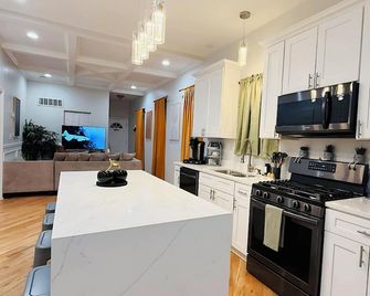 Luxury Apartment in Bronzeville, Just Minutes from Downtown - RSV Now! - Chicago - Kitchen