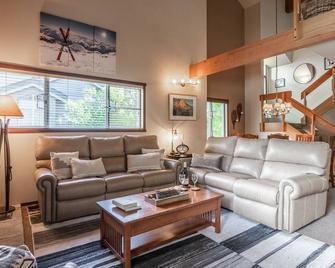 Welcoming Corner Condo near free shuttle stop to town - Mammoth Lakes - Soggiorno