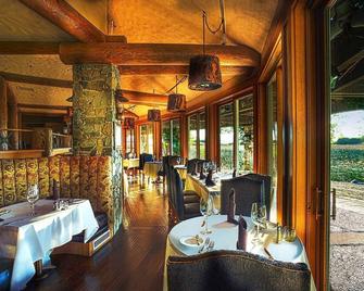 Resort with Hot Springs, Pool & Mountain Views! - Genoa - Restaurante